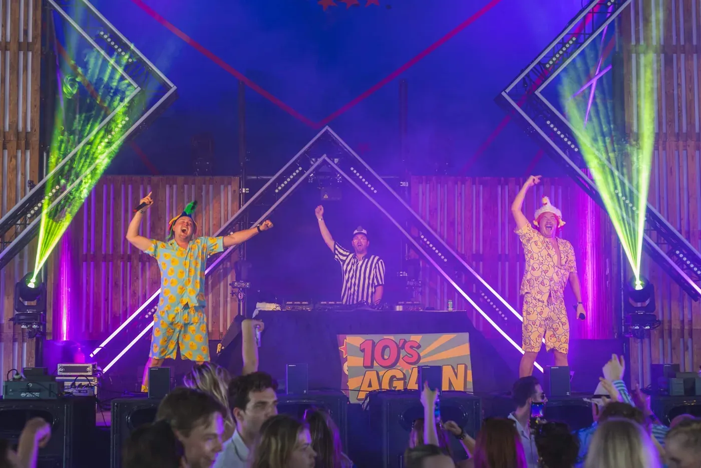 Bedrijfsfeest met de showmasters van Knal & Co. op een verlicht podium