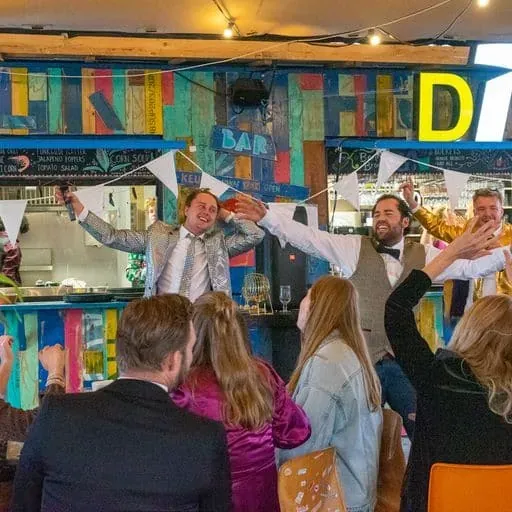 Gasten juichen tijdens een korte bingoronde