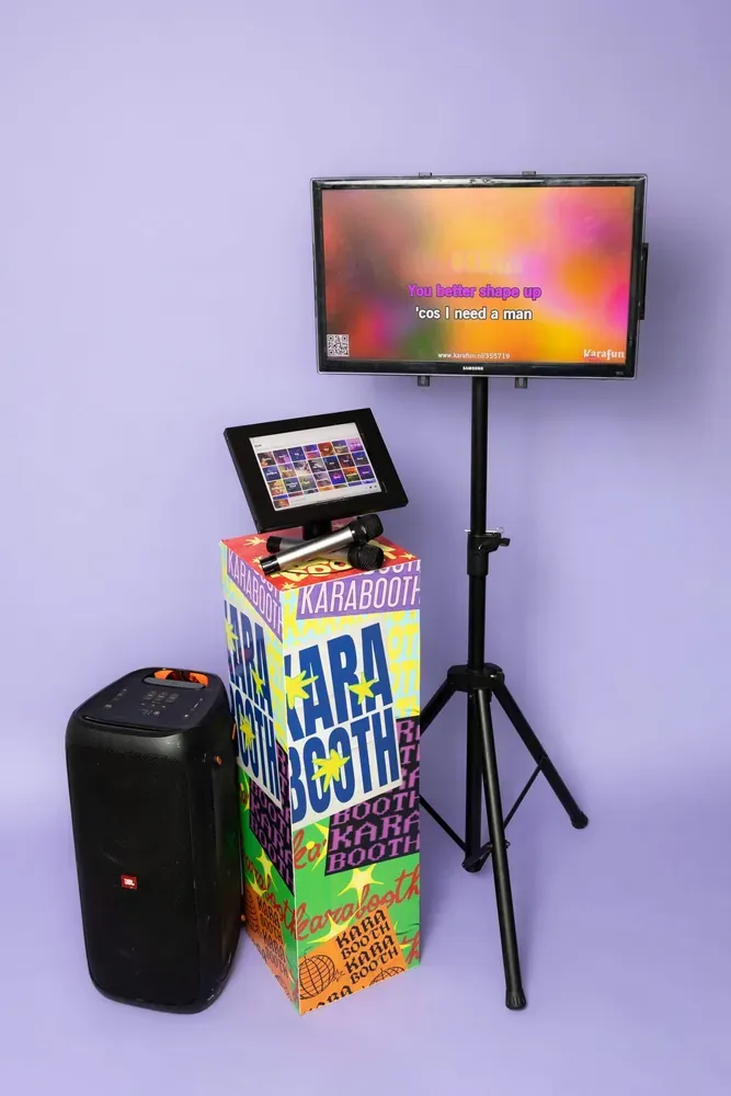 De Karabooth met JBL partyspeaker en beeldscherm op statief