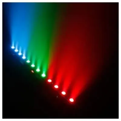 LED-bar met rode, groene en blauwe lichtstralen in het donker